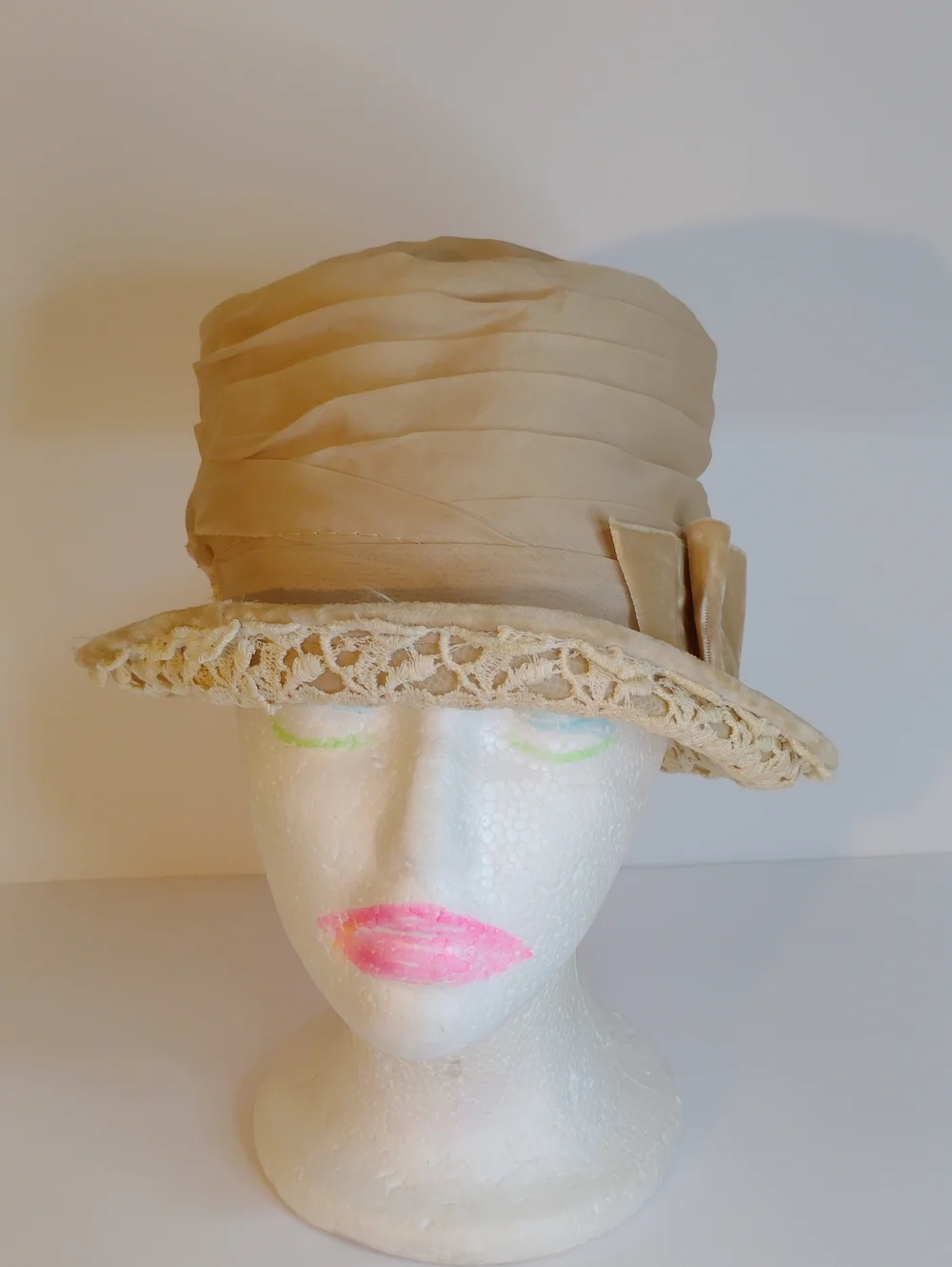 Vintage-Inspired Women's Beige Cloche Hat with Bow